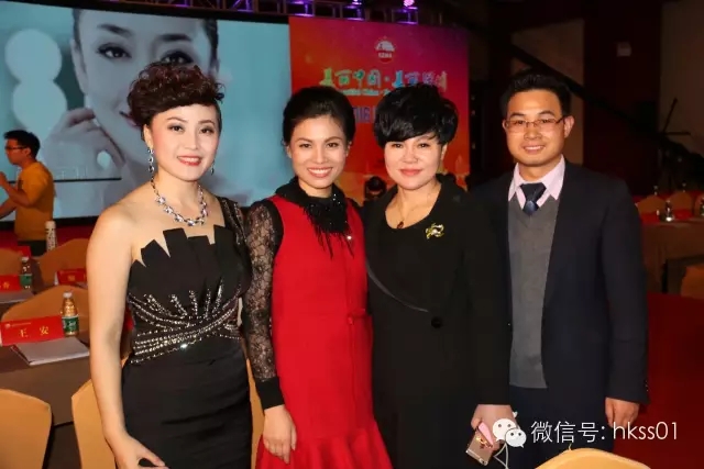 深圳美協副會長，盛世集團董事長王俊華女士作為貴賓攜華美學院王星宇校長共同出席了本次晚會